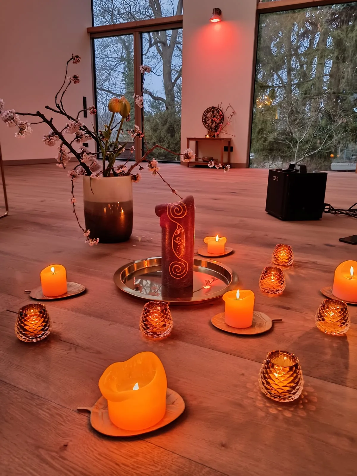 Angezündete Kerzen in der ruhigen Celebrate Yoga Shala