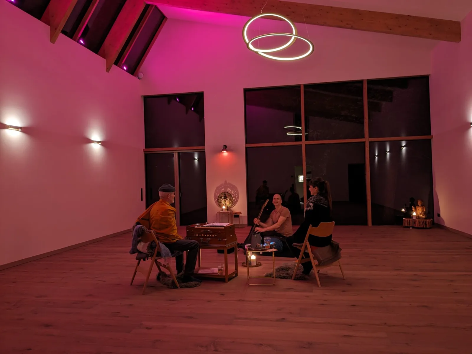 Teilnehmer:innen in tiefer Entspannung in der warmen Celebrate Yoga Shala