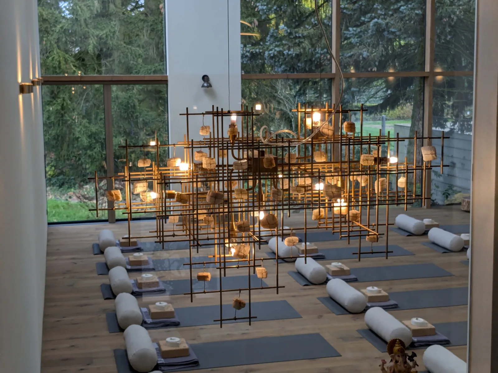 Ruhige, warme Innenräume der Celebrate Yoga Shala in der Nähe des Gästehauses